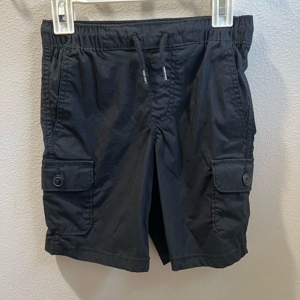 Gap kids black hybrid cargo shorts with washwell size small 6-7.